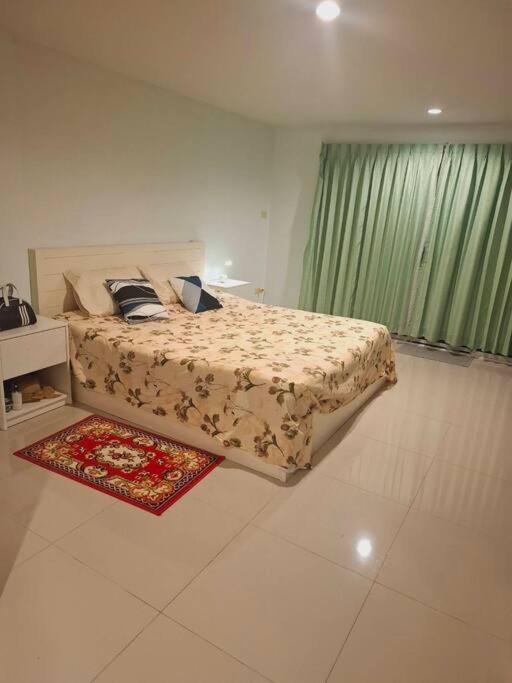 Peaceful 300 Sq Ft With 2 Balcony, Mountain View Apartment