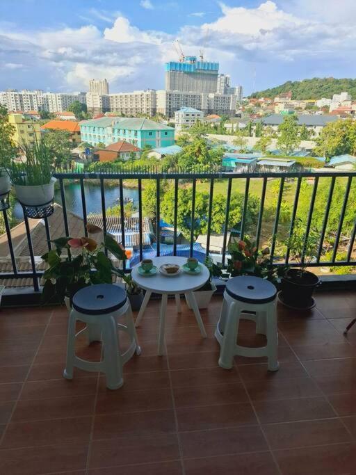 Apartment Peaceful 300 Sq Ft With 2 Balcony, Mountain View *