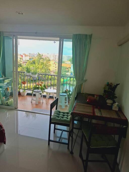 Peaceful 300 Sq Ft With 2 Balcony, Mountain View *