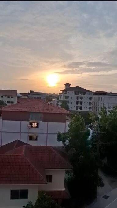 Peaceful 300 Sq Ft With 2 Balcony, Mountain View Apartment