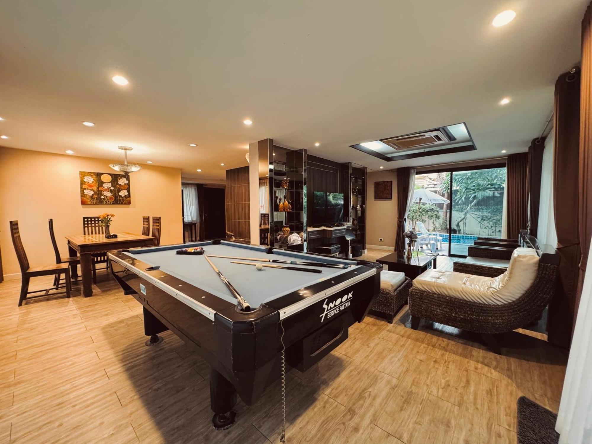 Hollywood Pool Center Pattaya