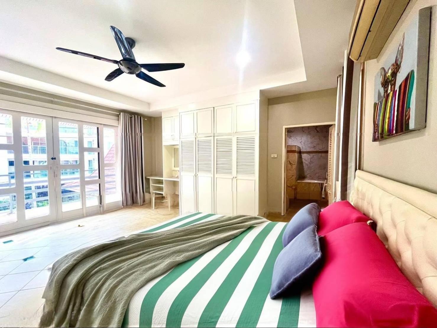 Pool 5bedroom Cosy Big Area Close To The