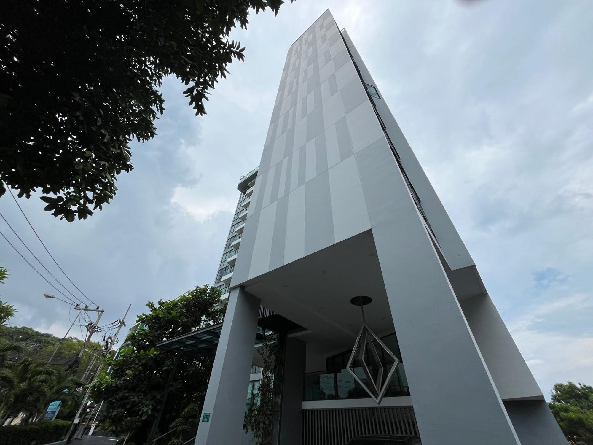 The Juwel By Amon Phra Tamnak Apartment