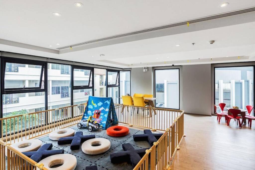 2 Bed Excellent Location Infinity Pool Apartment *