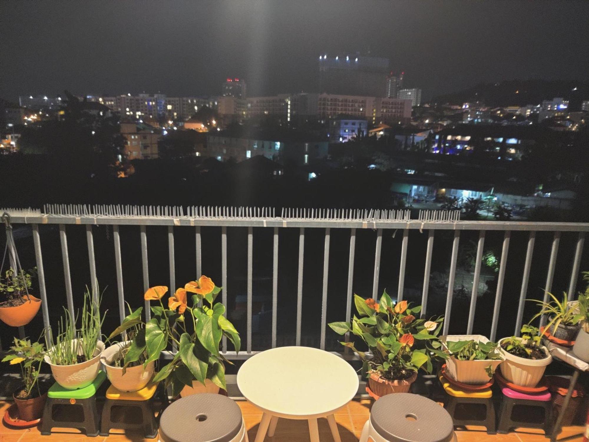 Peaceful 300 Sq Ft With 2 Balcony, Mountain View *