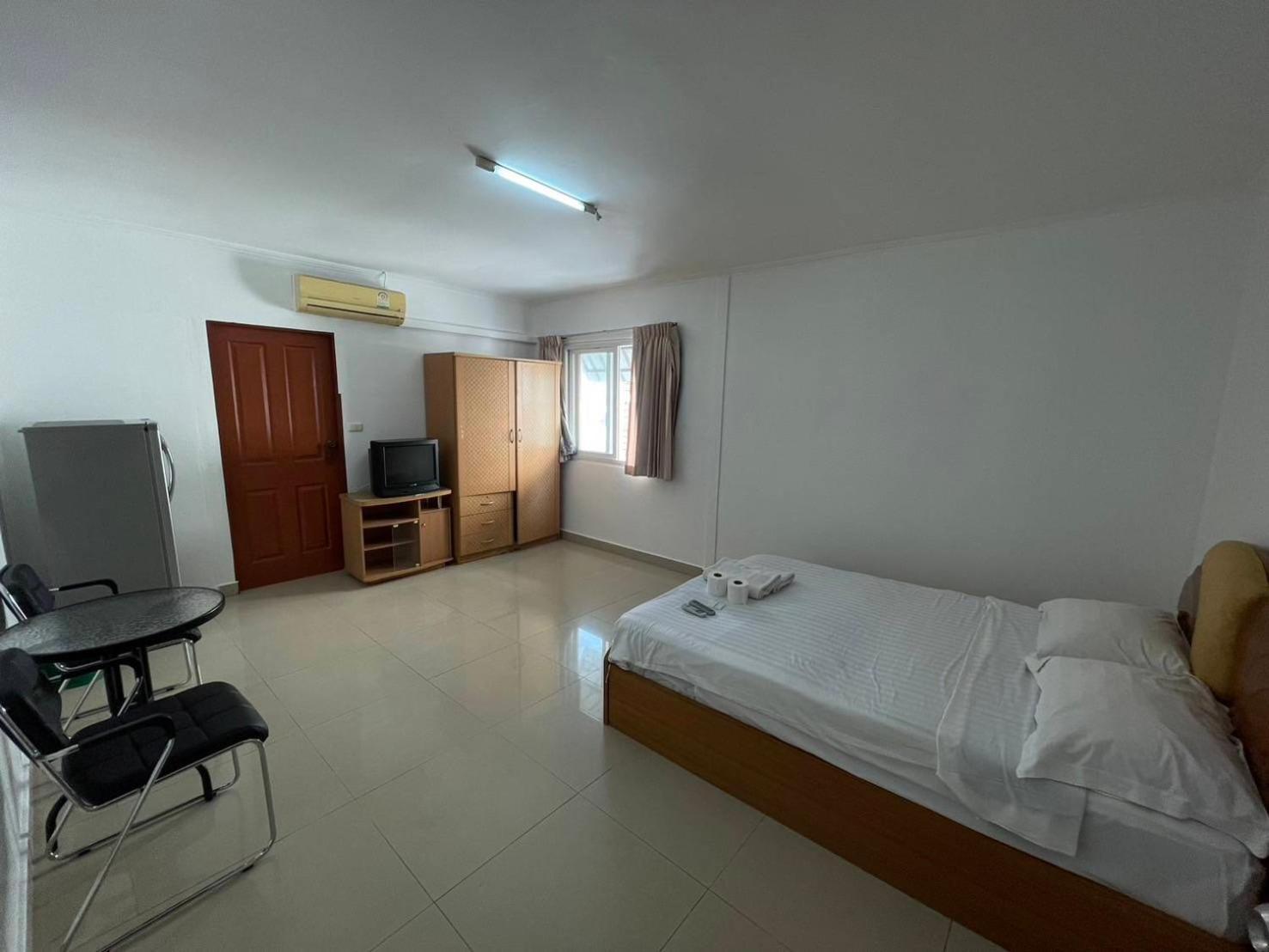 Malee And Restaurant Hostel *