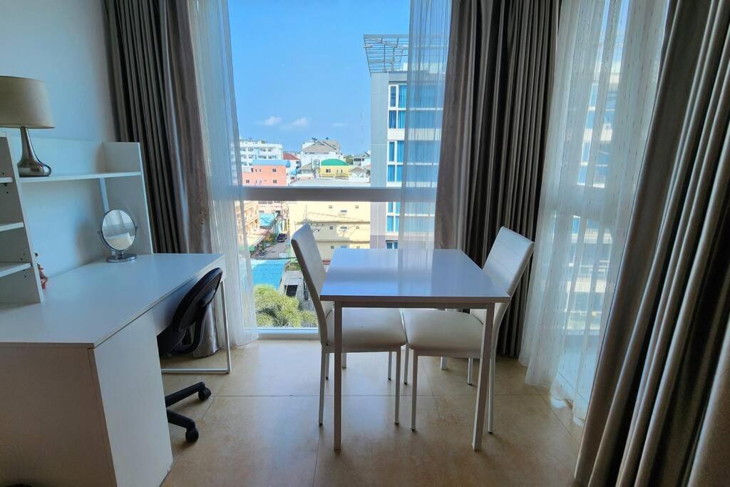 Centara Avenue Pool View B72 Apartment