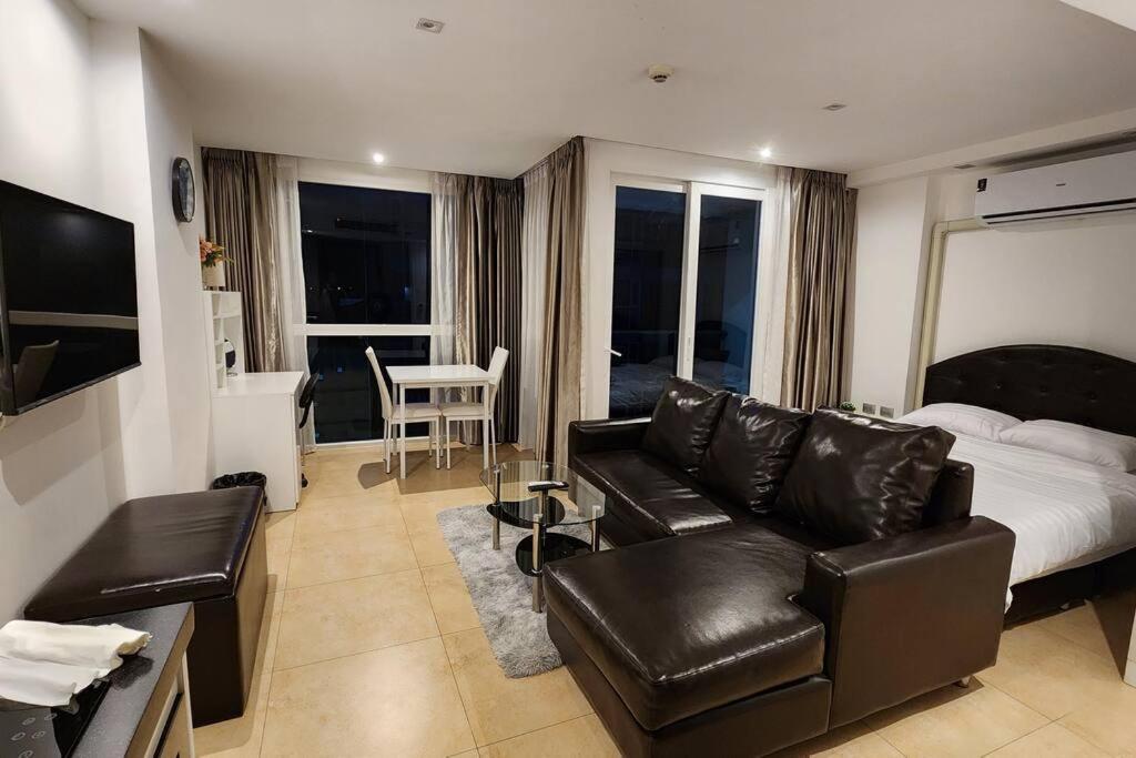 Centara Avenue Pool View B72 Apartment