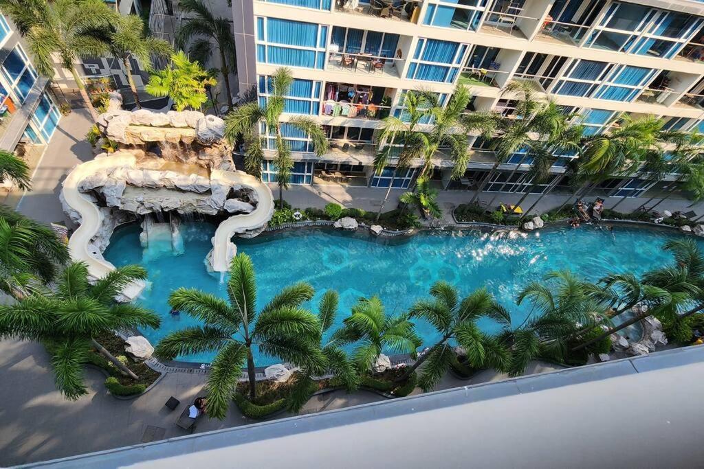 Centara Avenue Pool View B72 *