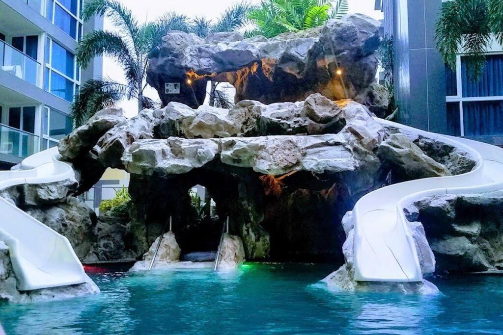 Centara Avenue Pool View B72