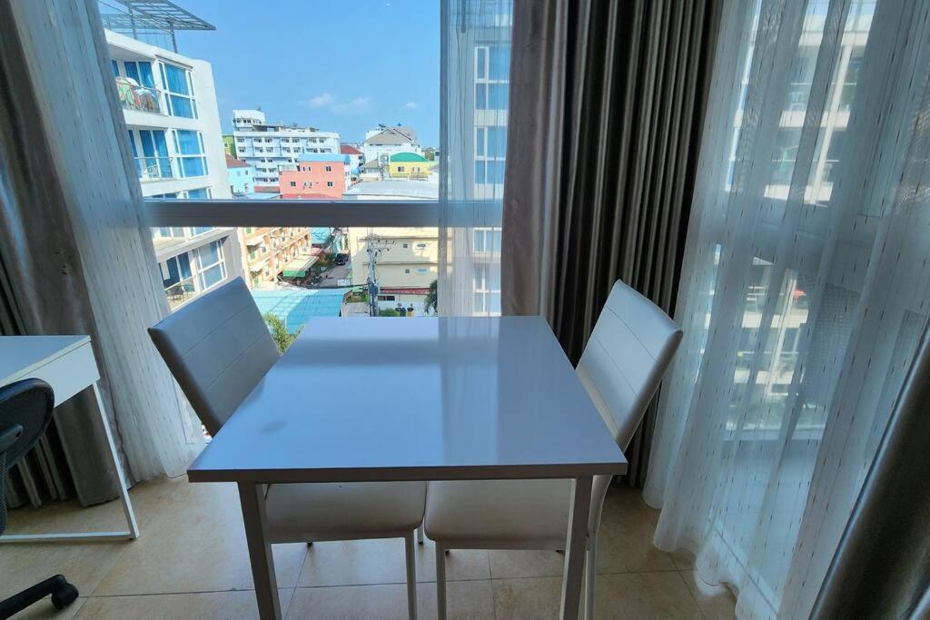 Centara Avenue Pool View B72 Apartment