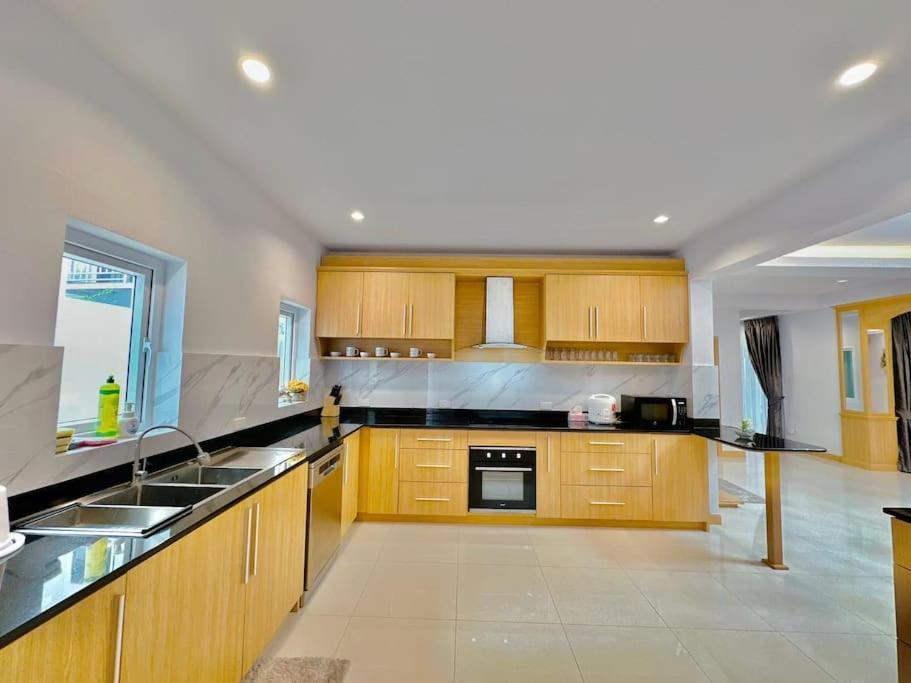 Tagvilla Lagoon Pool In 8 Bedroom Pattaya