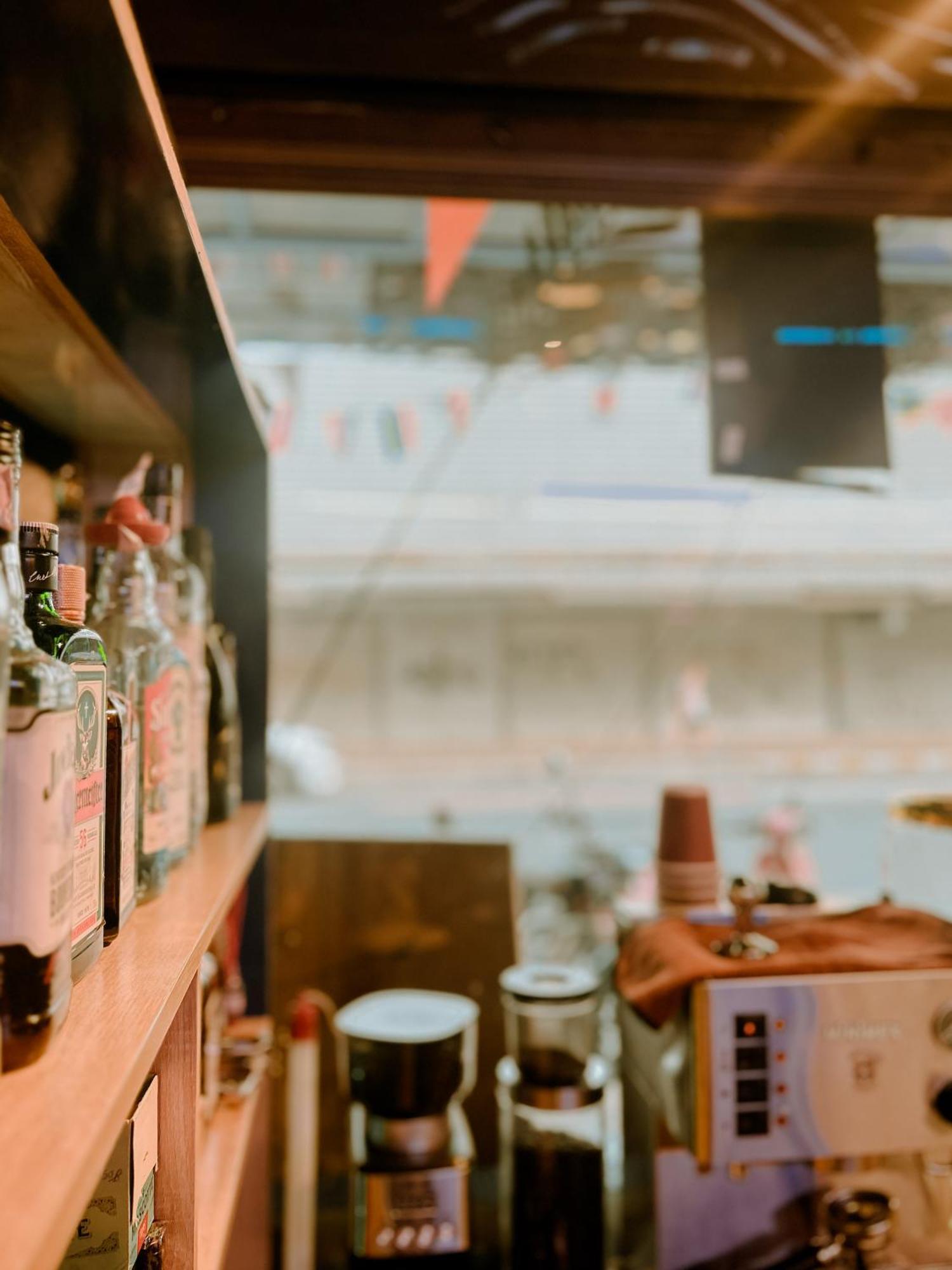 Happiness Community Wake & Bake - Rooftop Bar & Bistro *