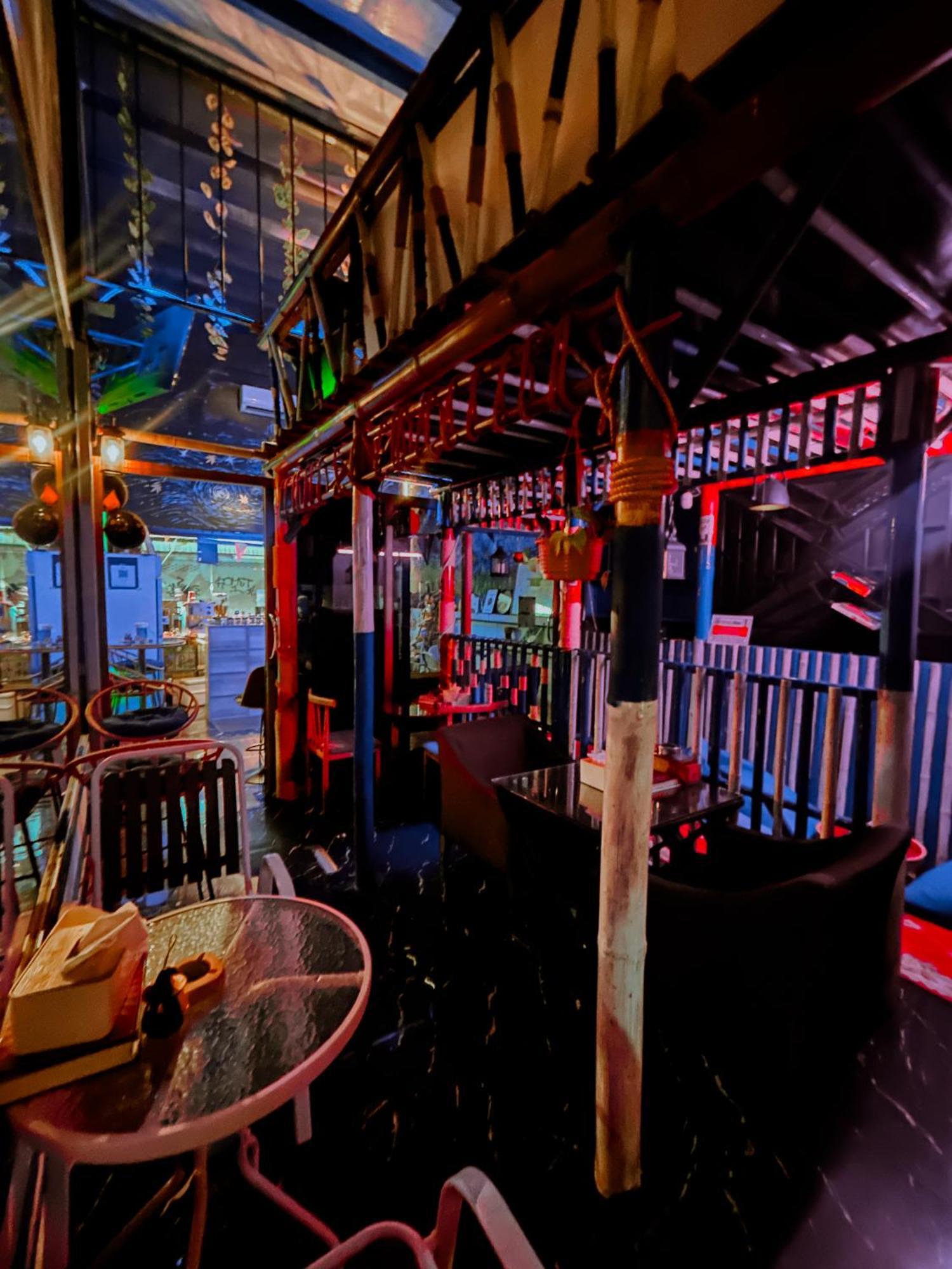 Happiness Community Wake & Bake - Rooftop Bar & Bistro Hostel