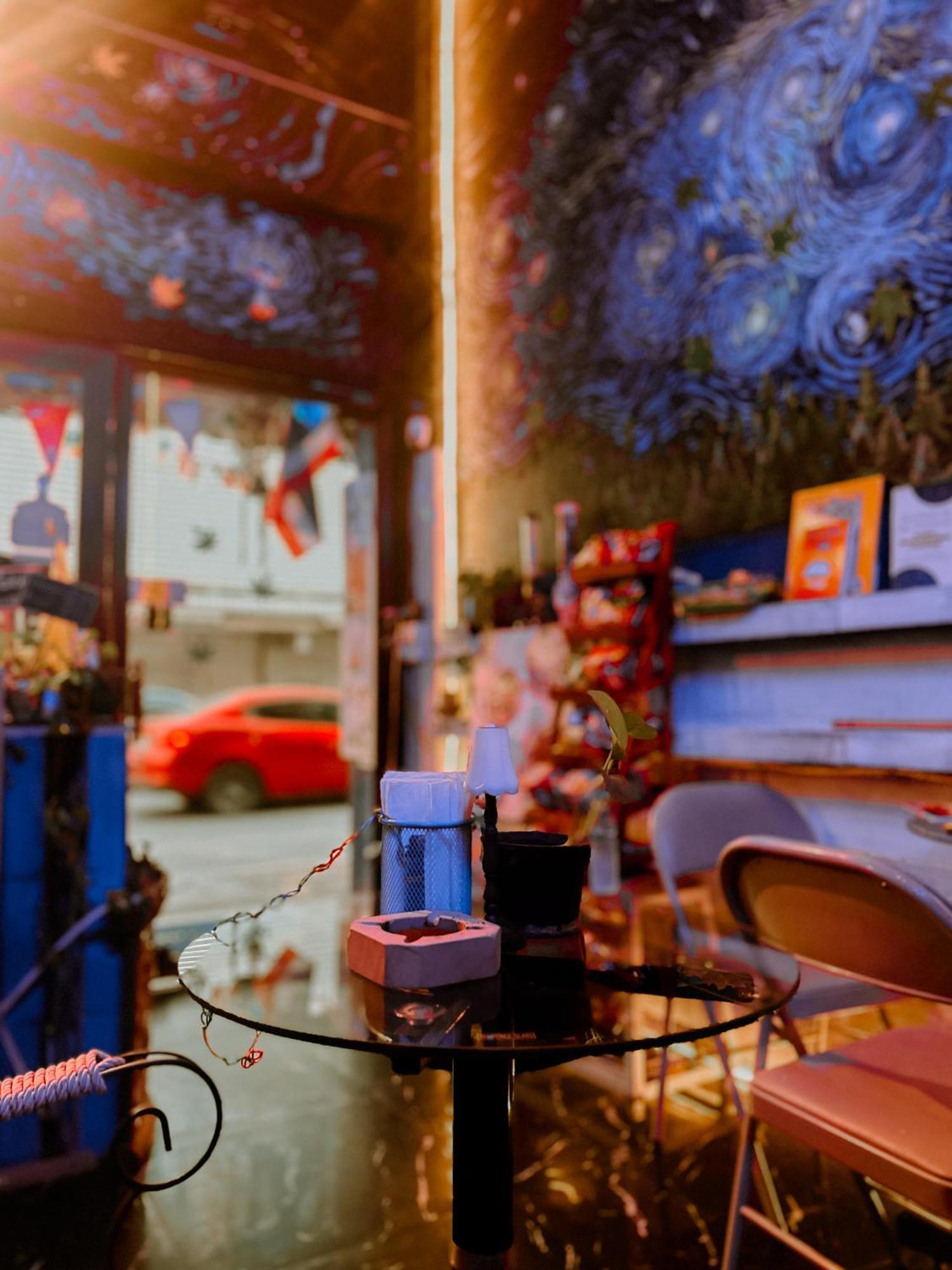 Hostel Happiness Community Wake & Bake - Rooftop Bar & Bistro *