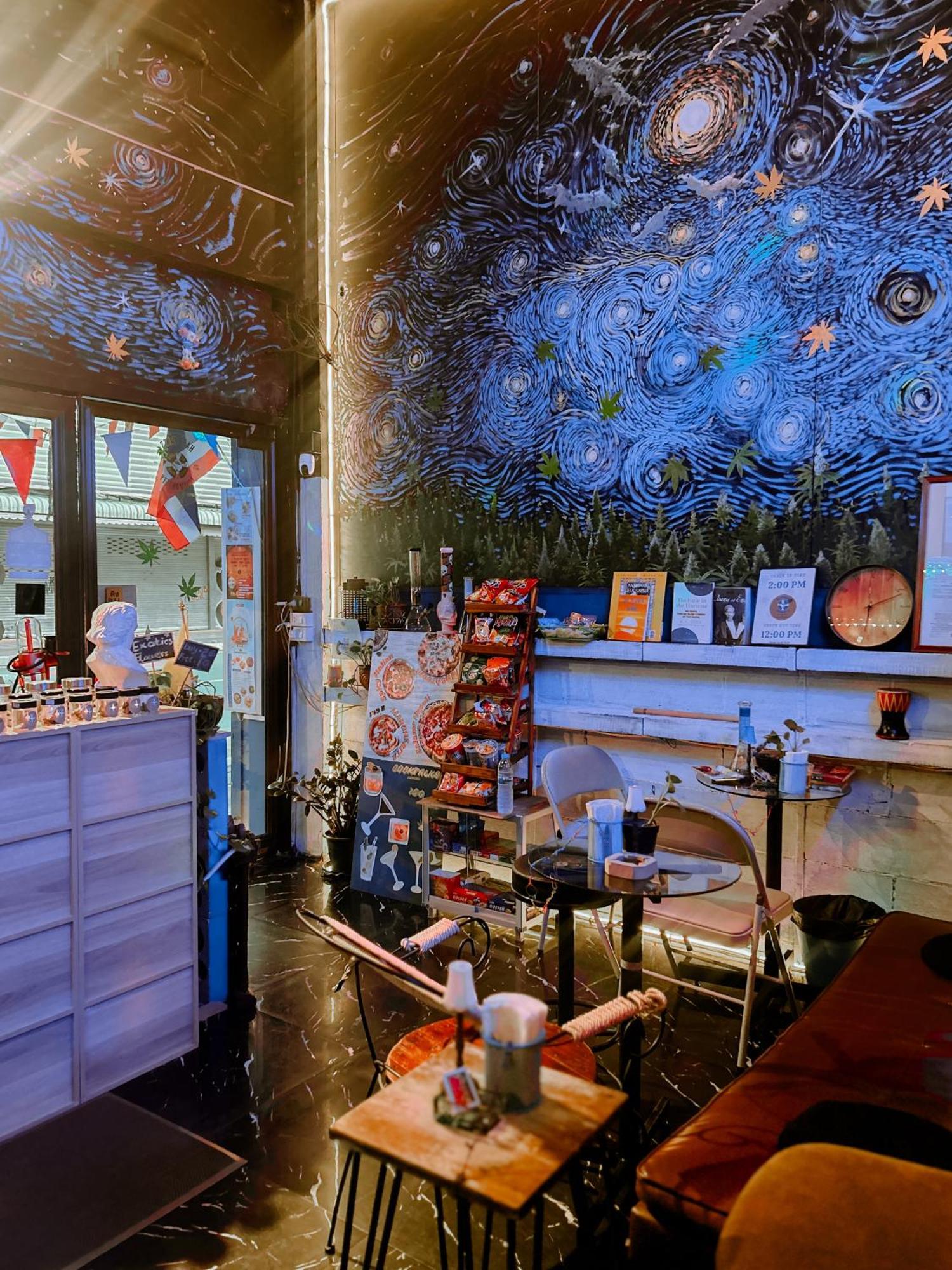 Hostel Happiness Community Wake & Bake - Rooftop Bar & Bistro Pattaya