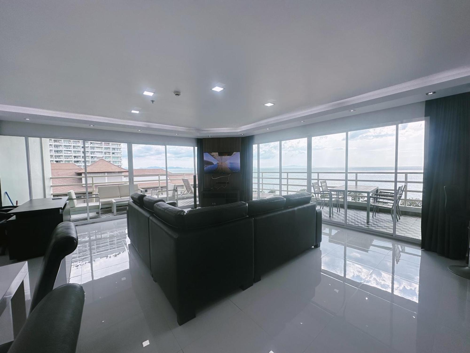 Amazing Big Balcony Seaview Dontan Beachfront Apartment Pattaya
