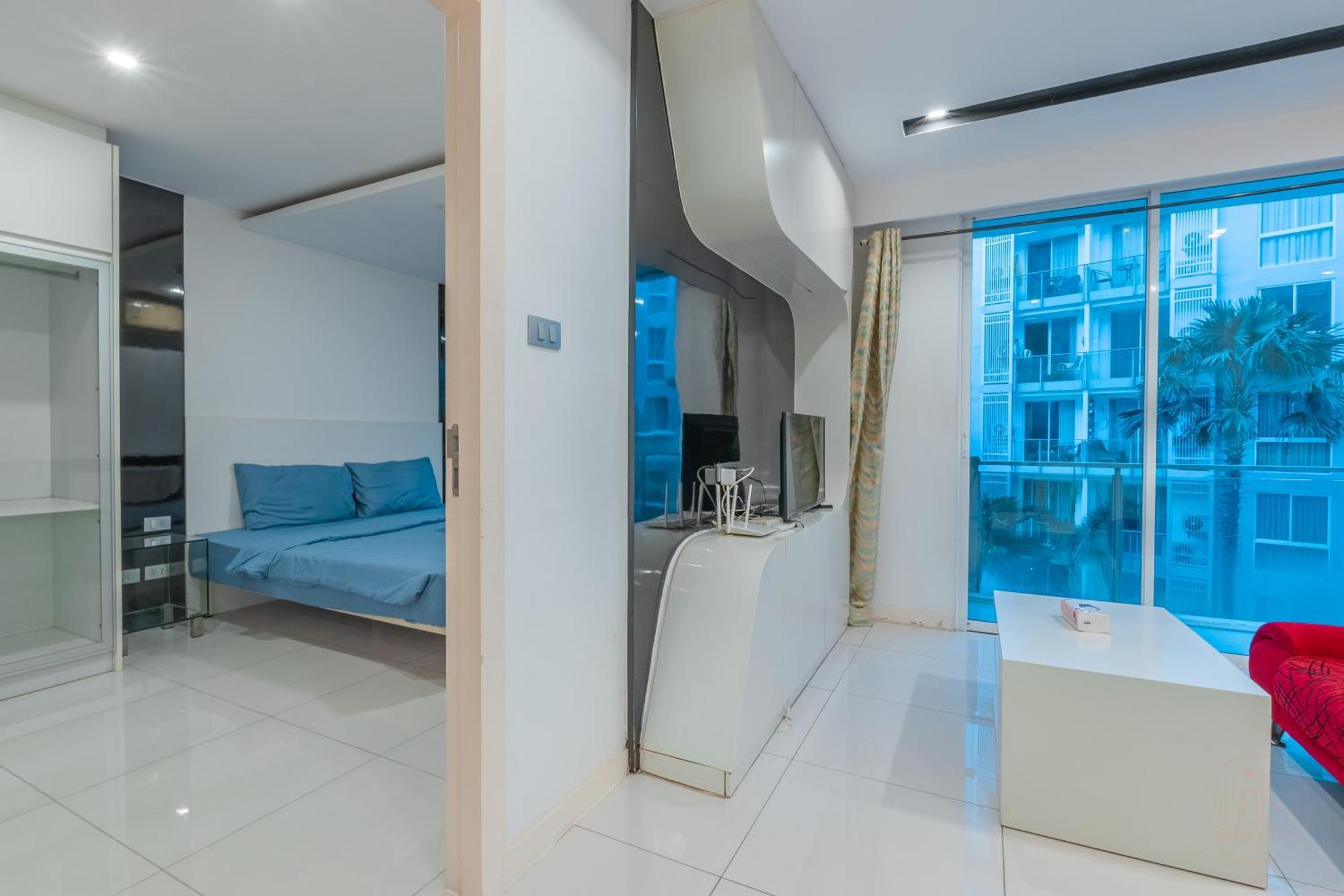 Center Pool View Apartment