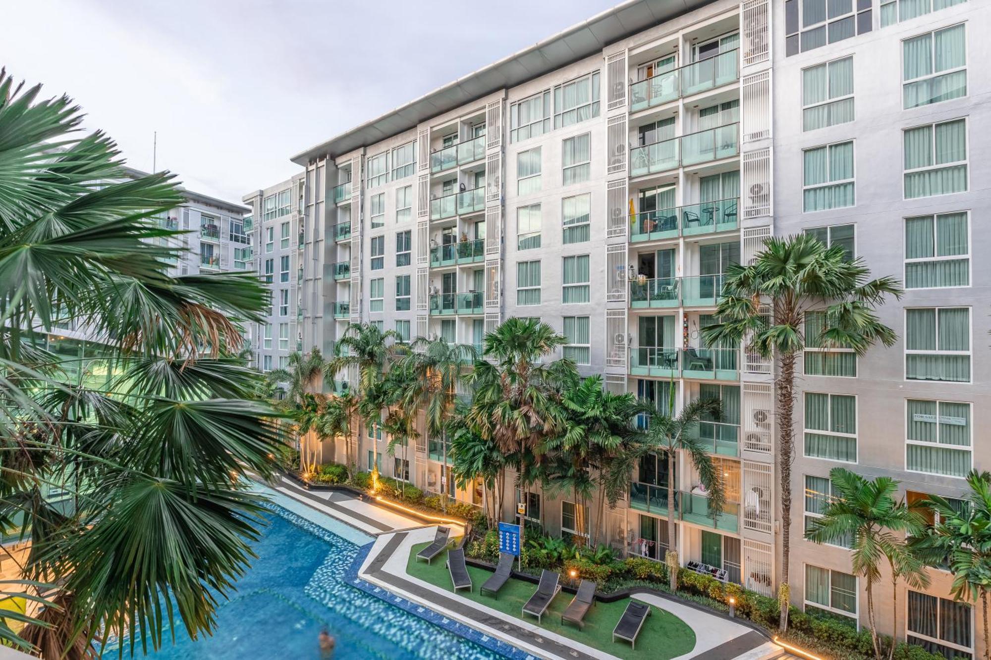 Center Pool View Apartment