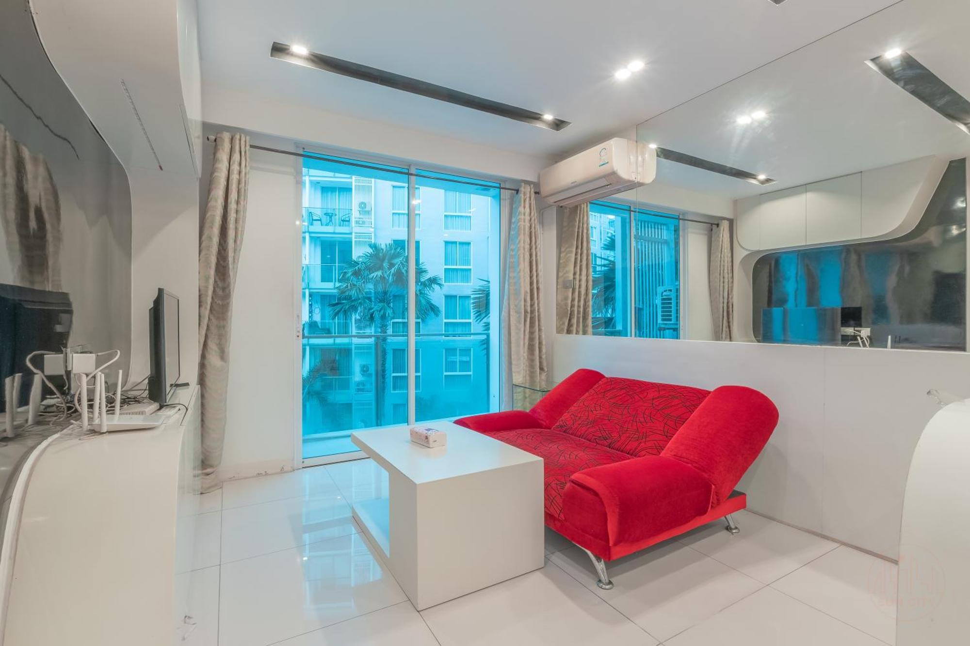 Center Pool View Apartment Pattaya
