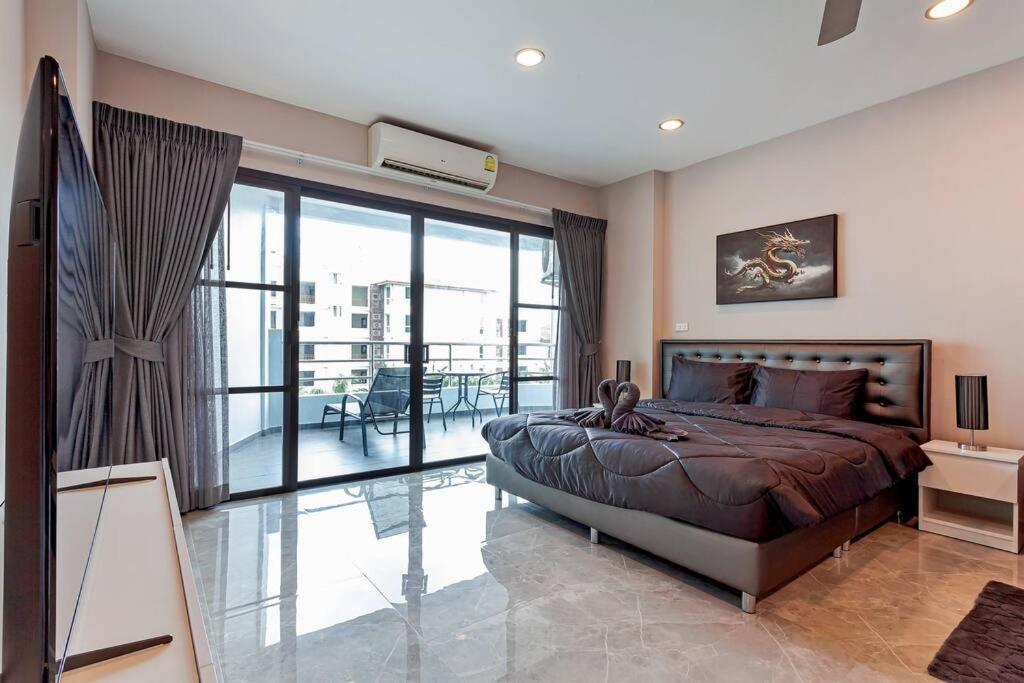 Beachfront Phratamnak Pattaya