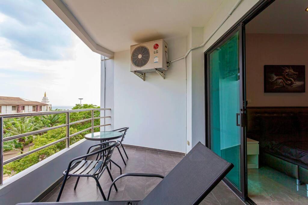 Beachfront Phratamnak Apartment