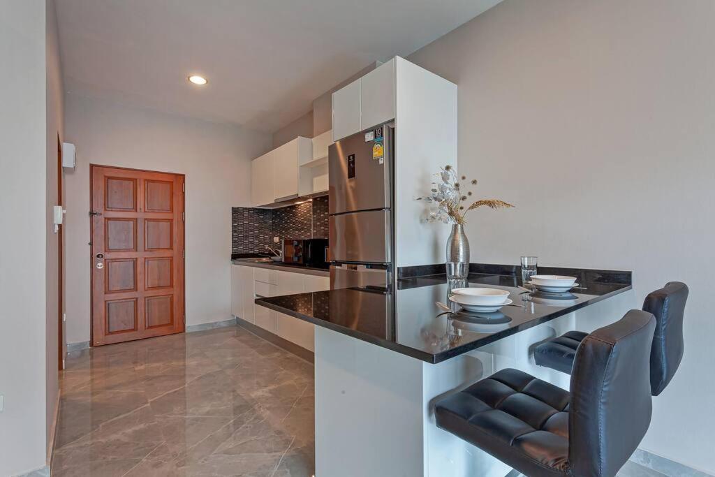Beachfront Phratamnak Apartment Pattaya