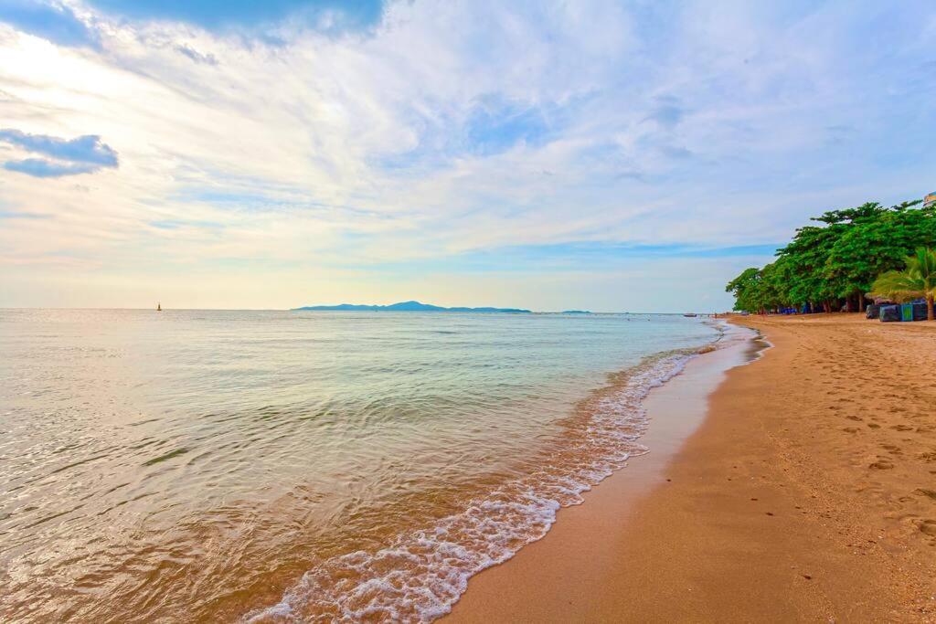 Beachfront Phratamnak Pattaya