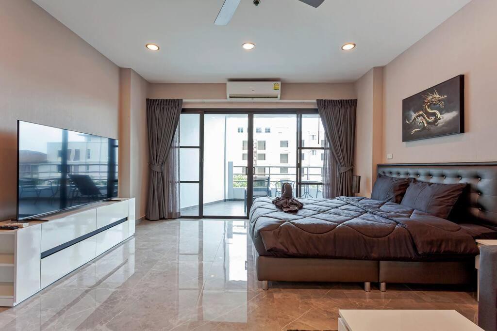 Beachfront Phratamnak Pattaya
