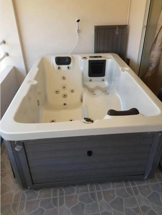 3 Bedroom Renovated House With In - And Outdoor Jacuzzi * Pattaya