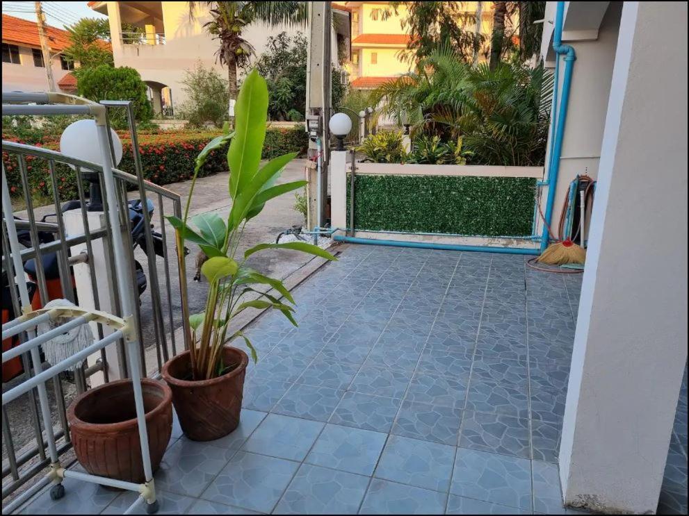 3 Bedroom Renovated House With In - And Outdoor Jacuzzi * Pattaya