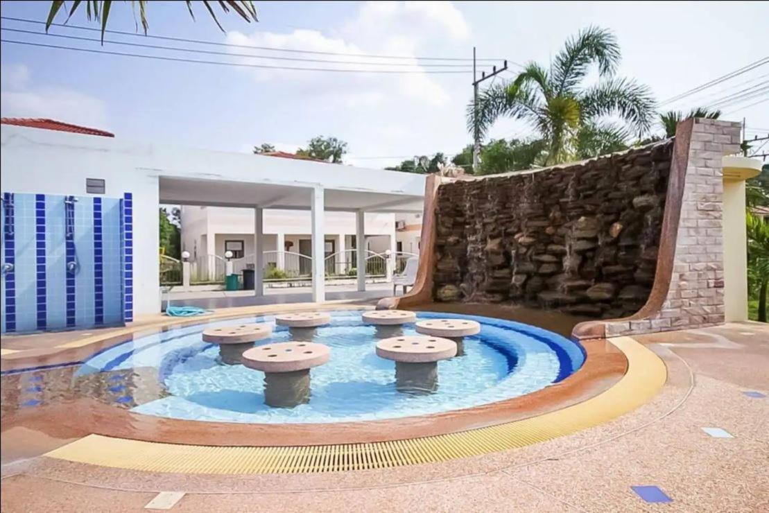 3 Bedroom Renovated House With In - And Outdoor Jacuzzi Holiday home *