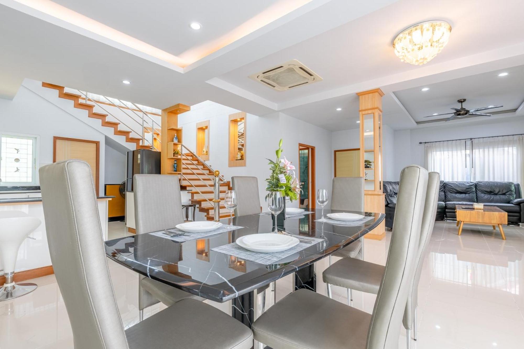 5 Bedrooms Modern Pool วิลล่า Pattaya