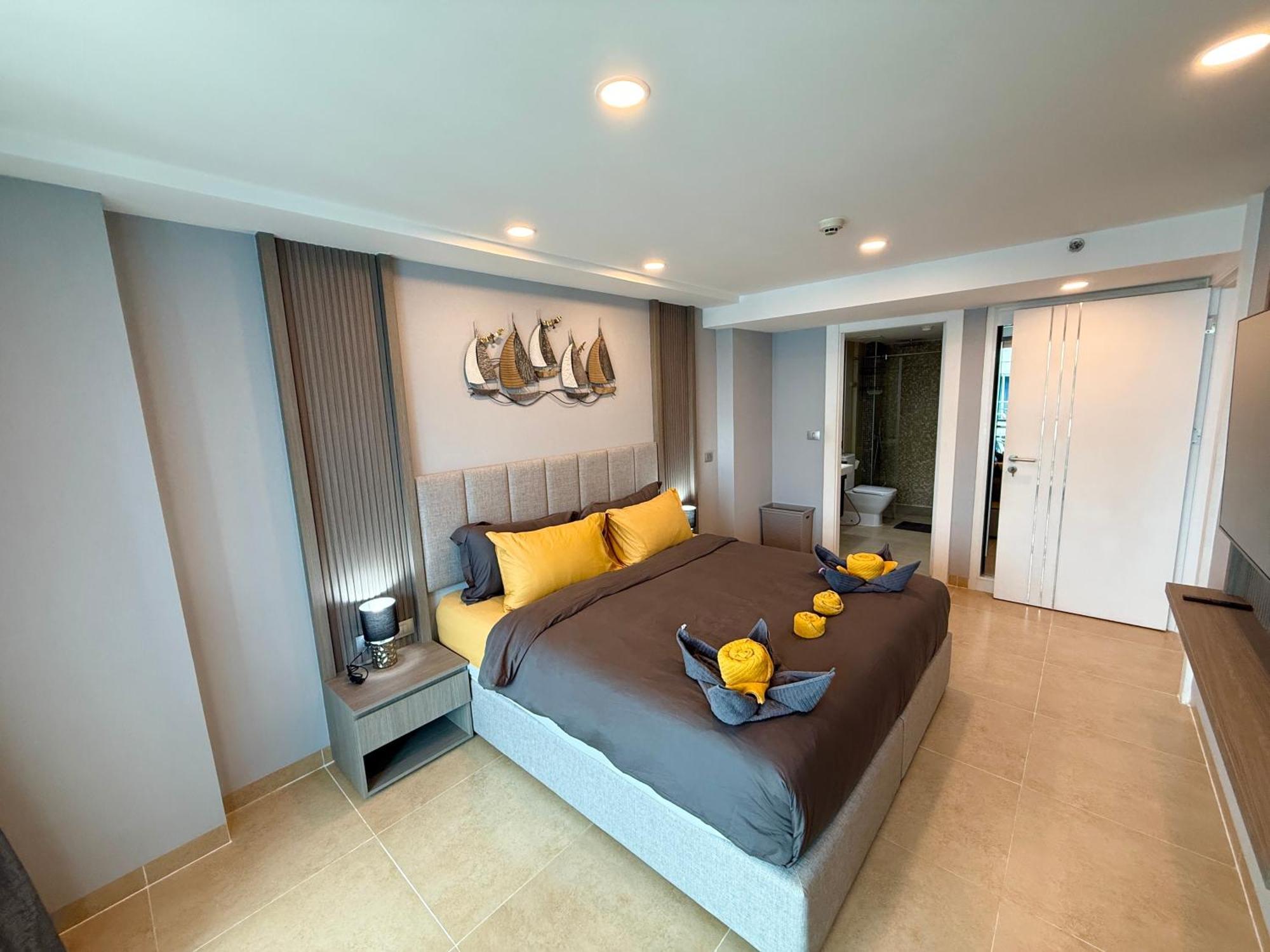 Apartment Large Luxury - Centre - Centara Avenue, Pool View - 805 *