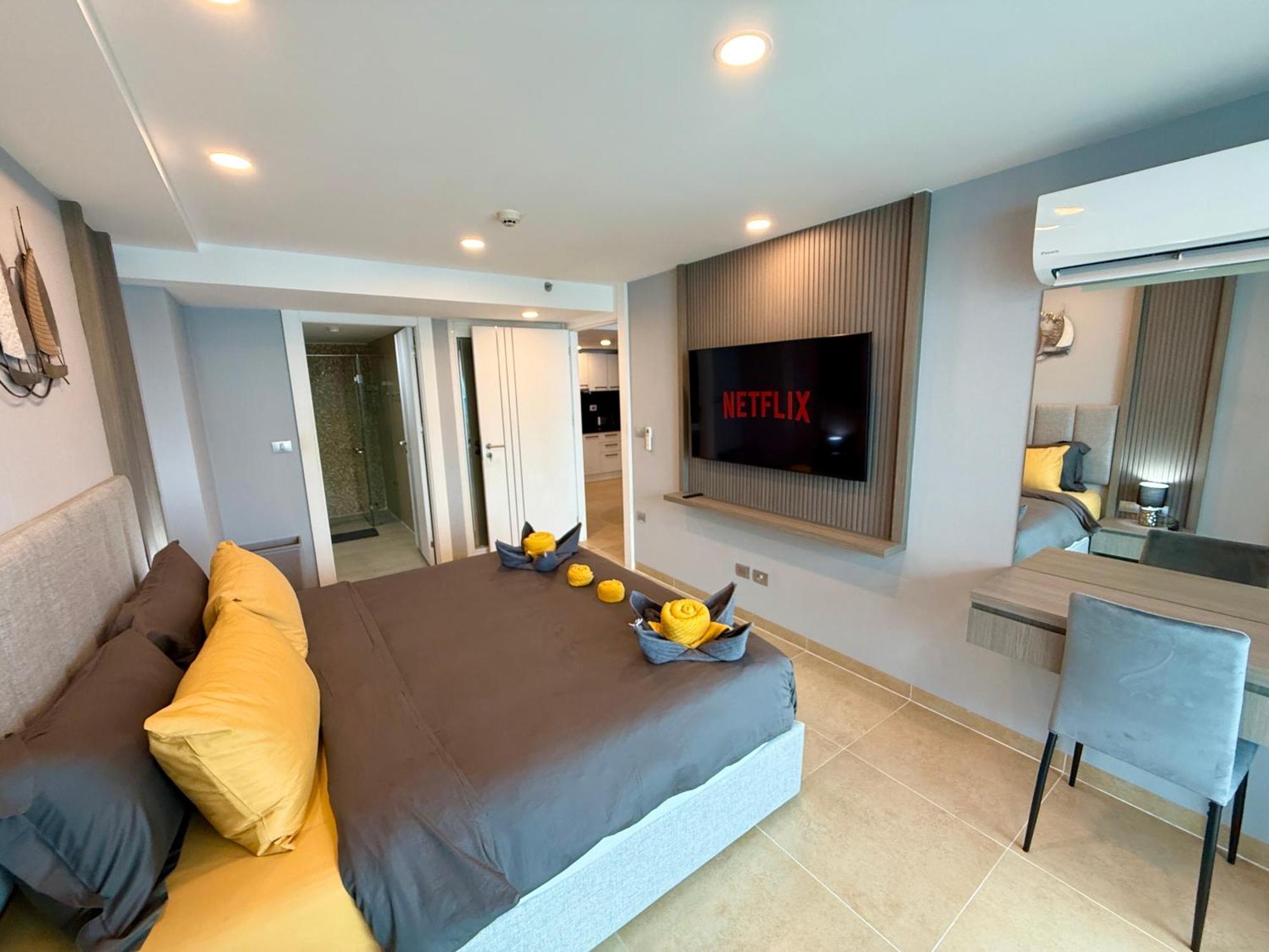 Large Luxury - Centre - Centara Avenue, Pool View - 805