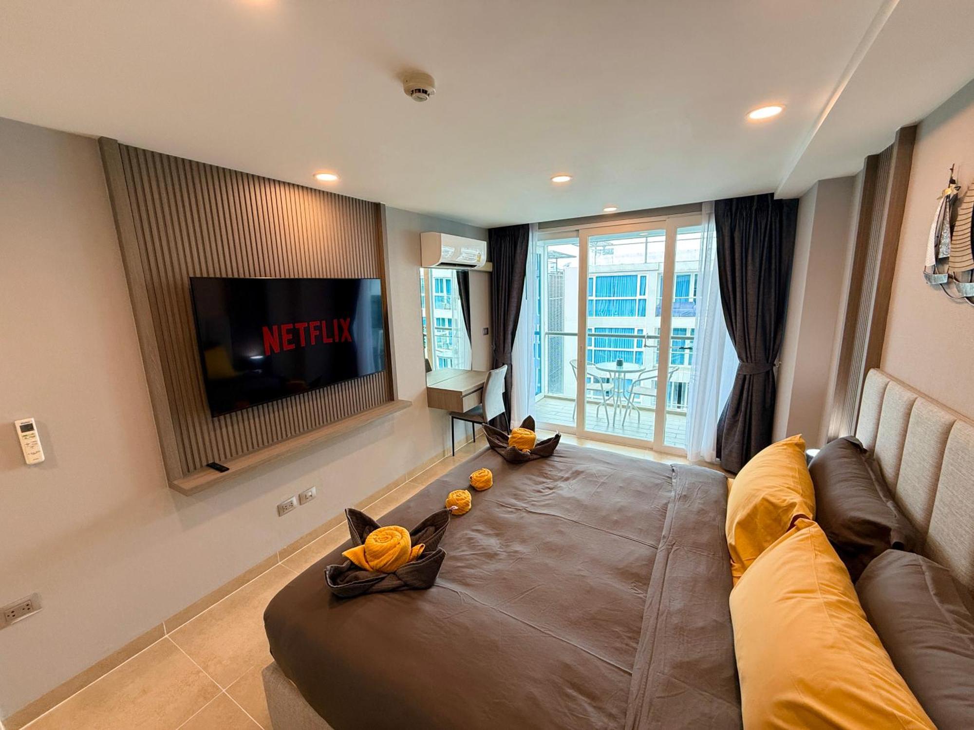 Apartment Large Luxury - Centre - Centara Avenue, Pool View - 805