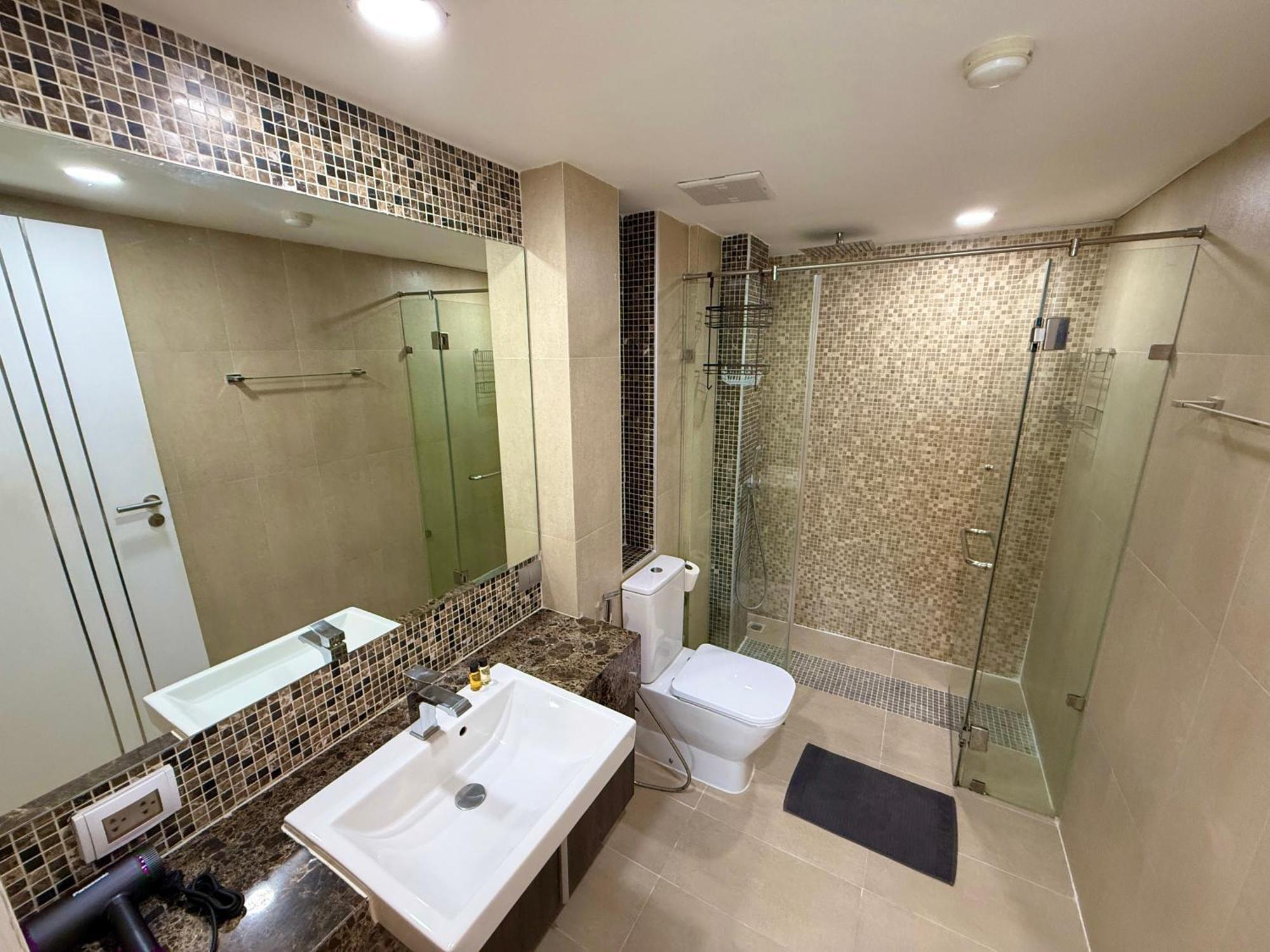 Large Luxury - Centre - Centara Avenue, Pool View - 805 *