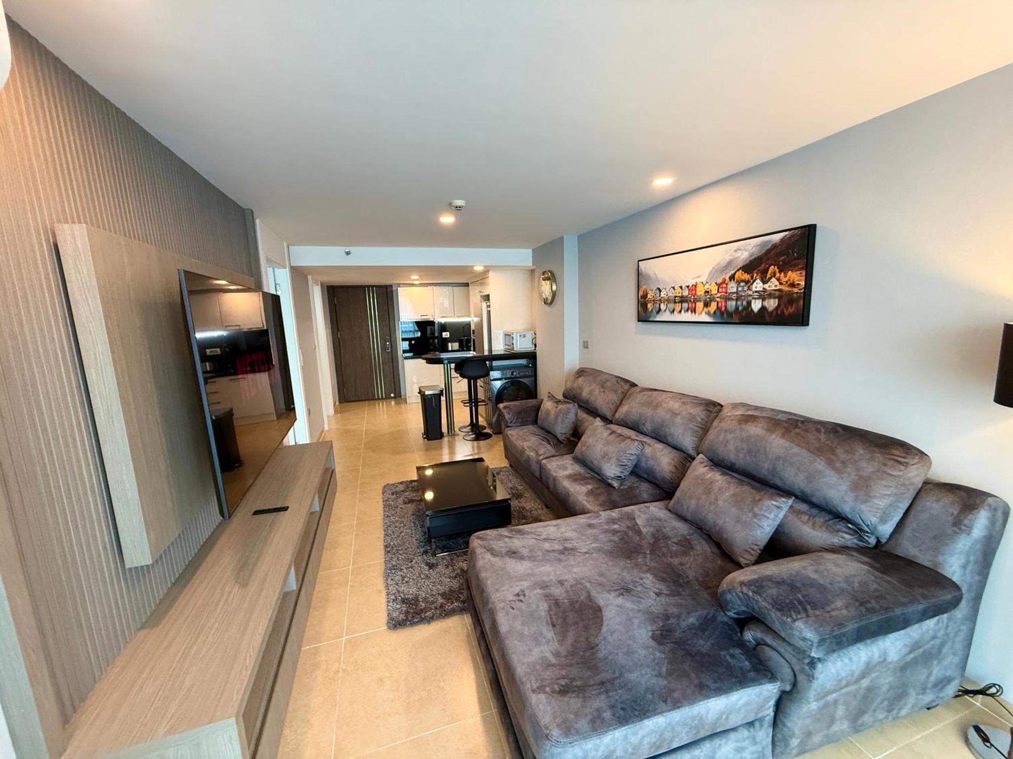 Large Luxury - Centre - Centara Avenue, Pool View - 805 * Pattaya