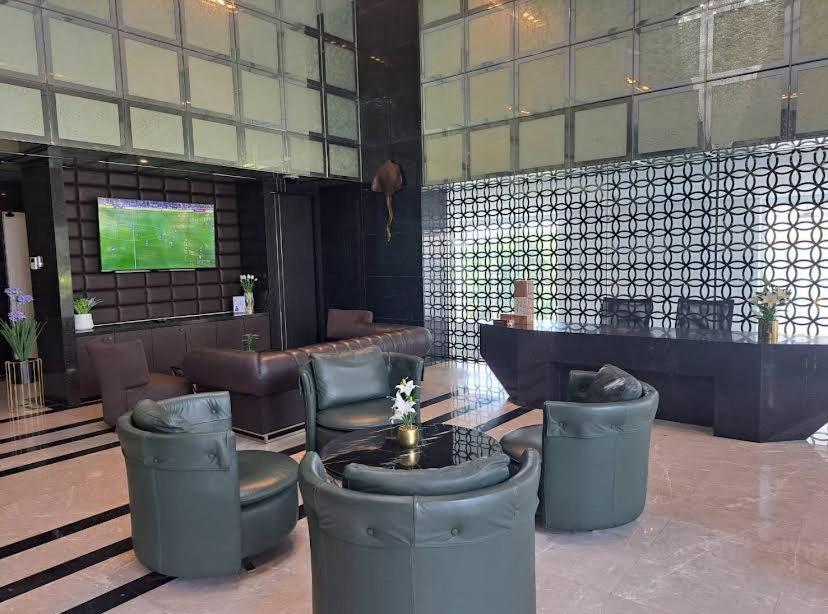 Hill And Super Seaview Condo