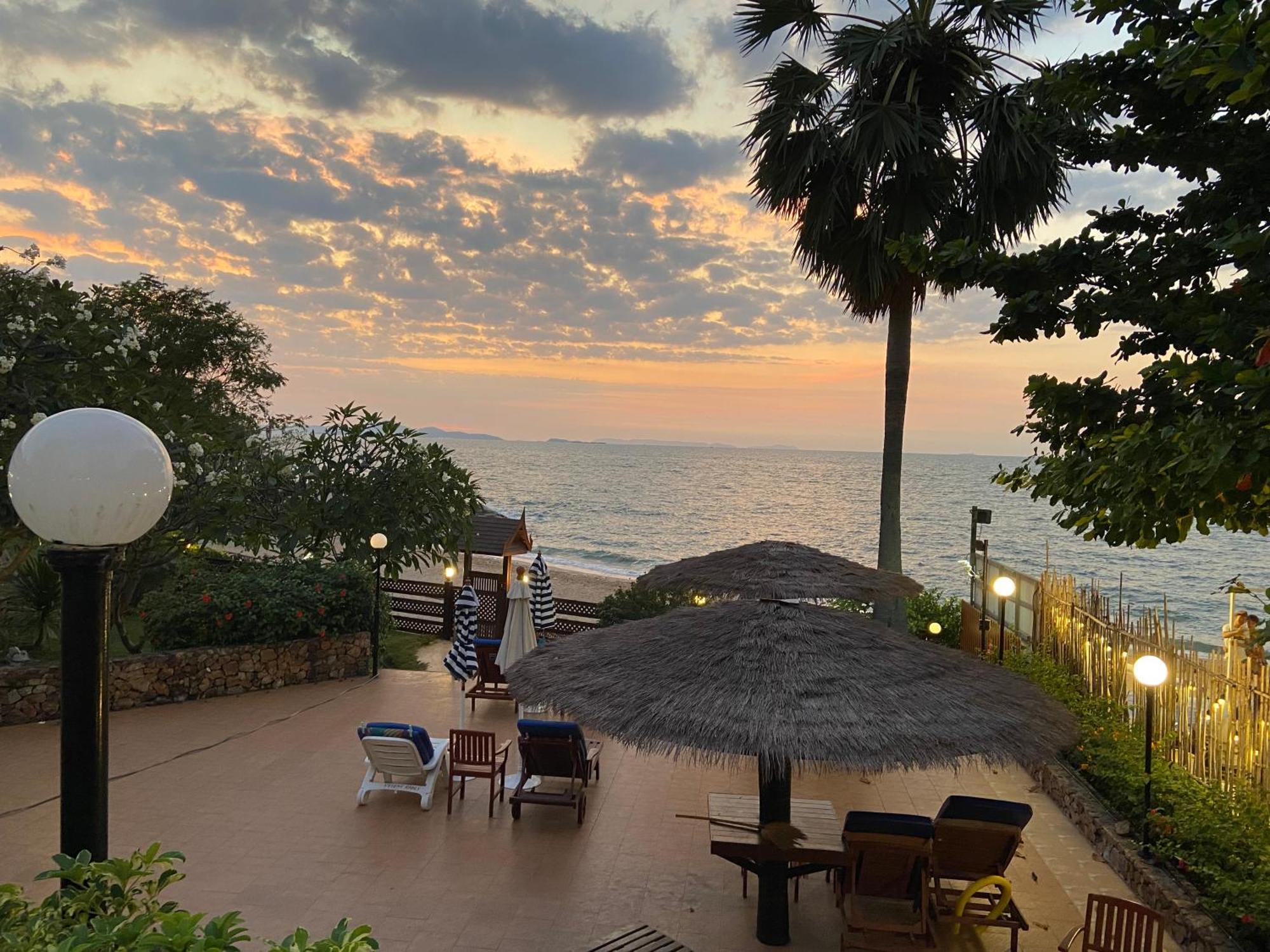 Amazing Spacious Seaview Apartment Pattaya