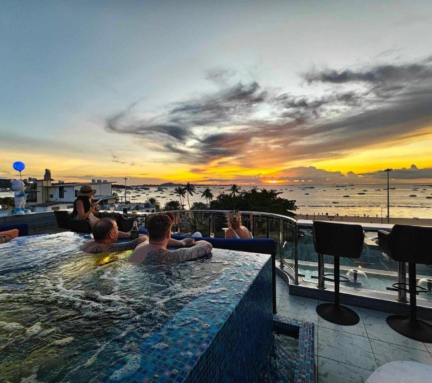 The Globe Hotel, Bar & Restaurant Hotel