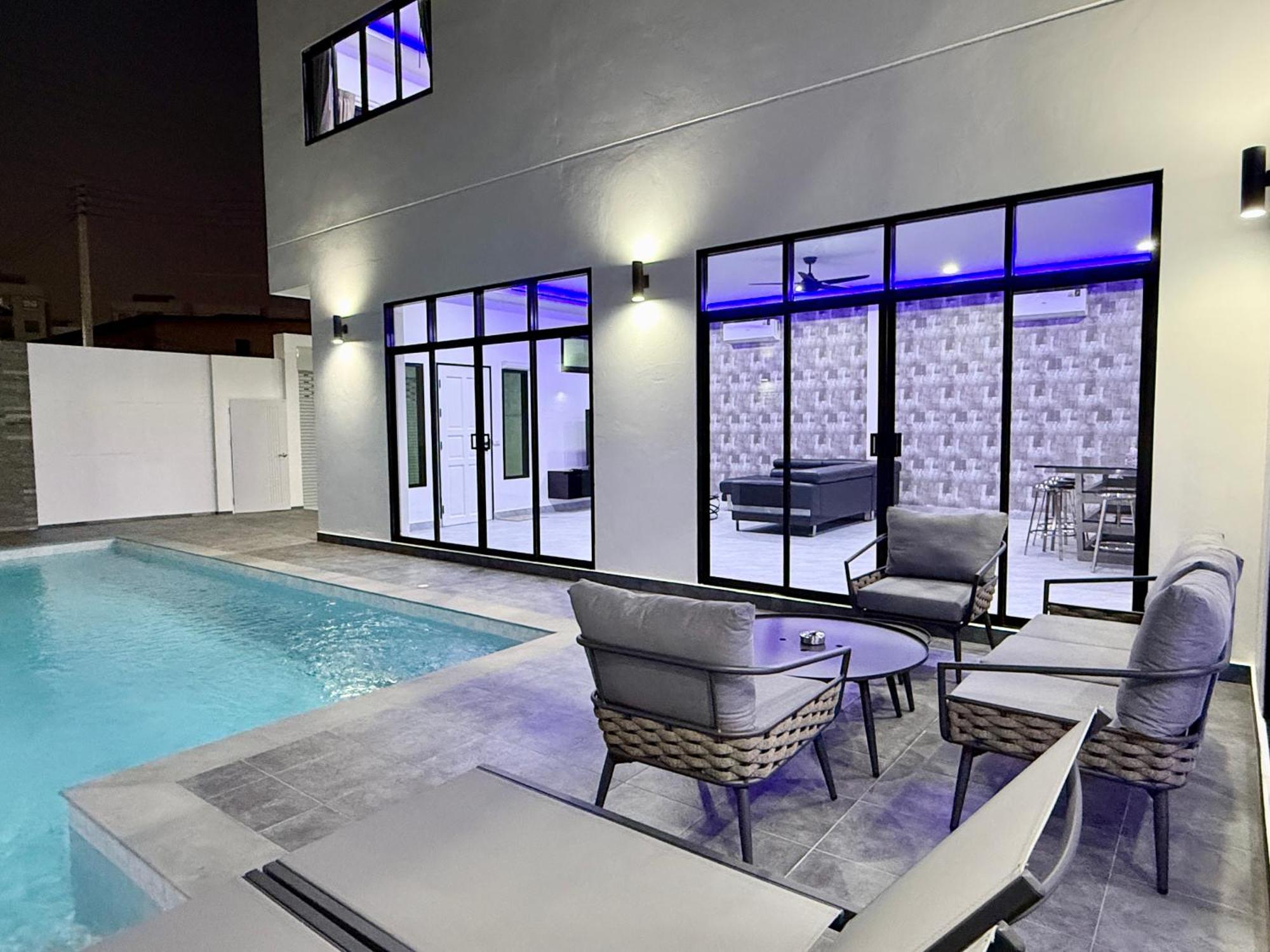 Pool 435 Nearby Walking Street *