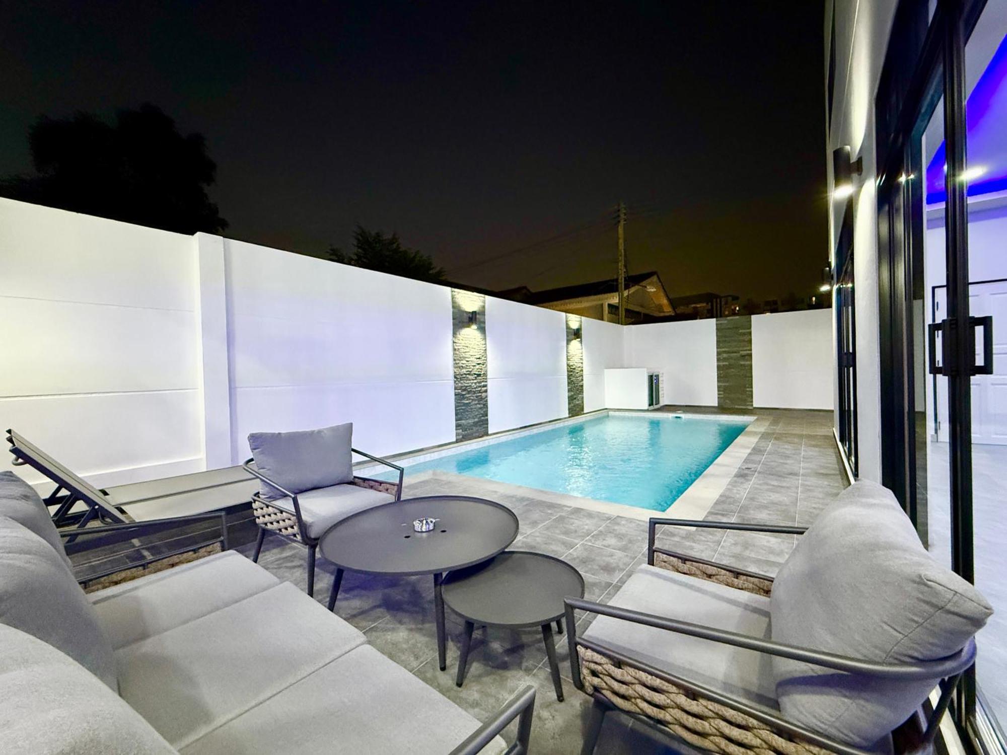 Pool 435 Nearby Walking Street