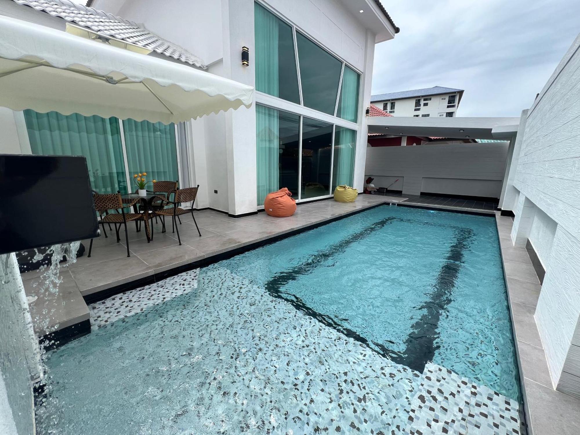 Villa Siam-grand Private Pool Villa, Jacuzzi,bbq,near Walking St 10min Pattaya
