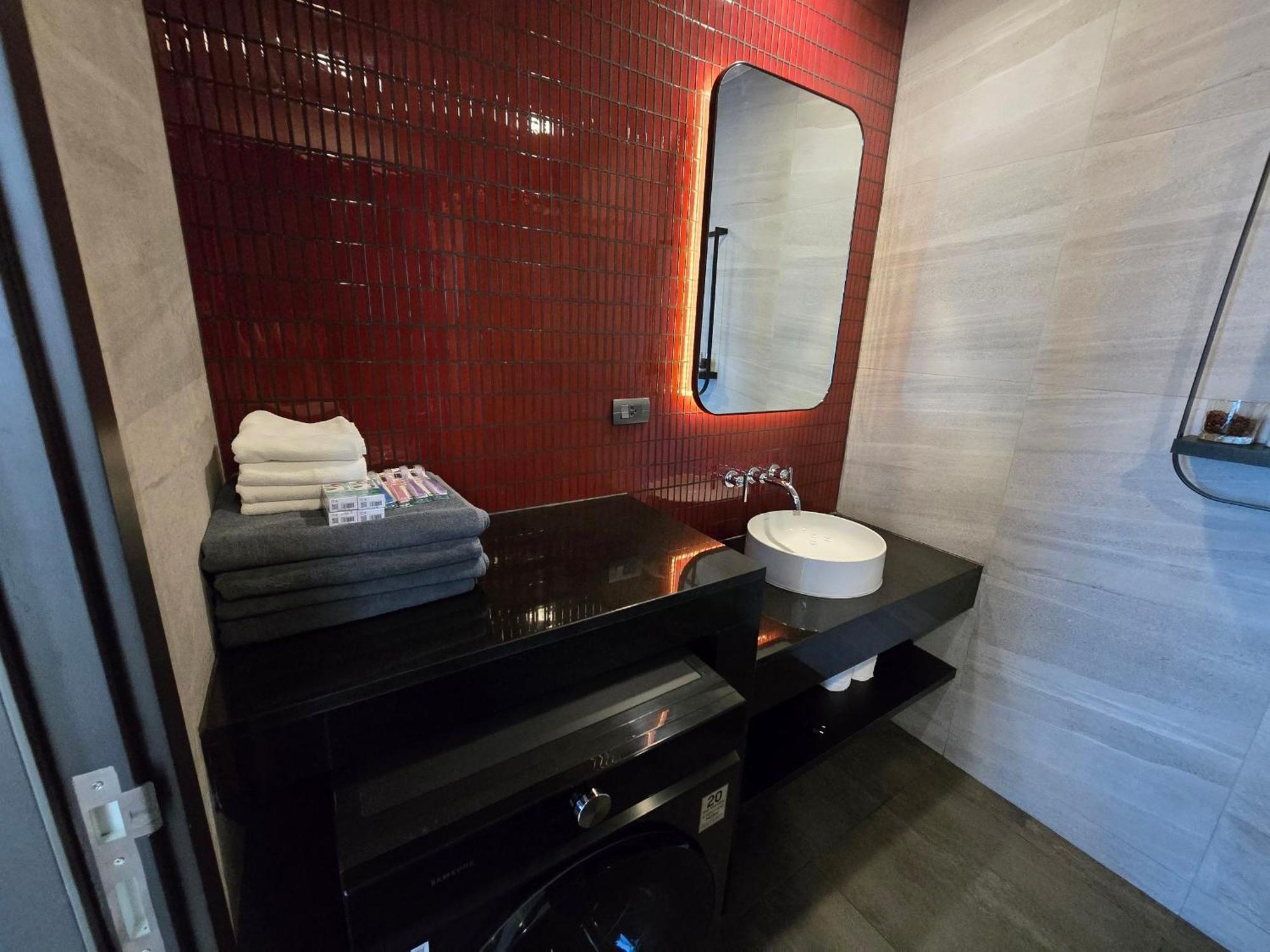 Apartment Edge 2bdrm Balcony View Pattaya