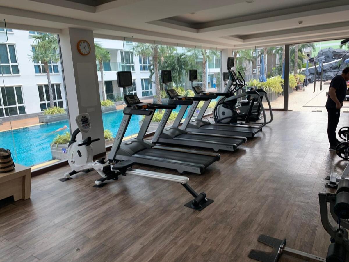 Stunning Unit Situated In Apartment *