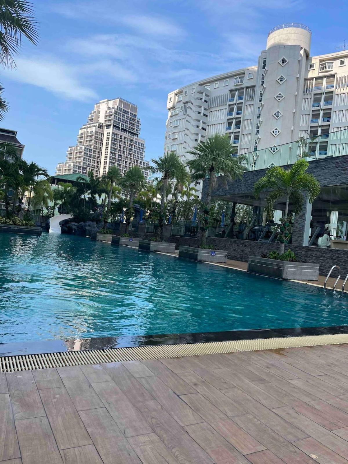 Stunning Unit Situated In Apartment *
