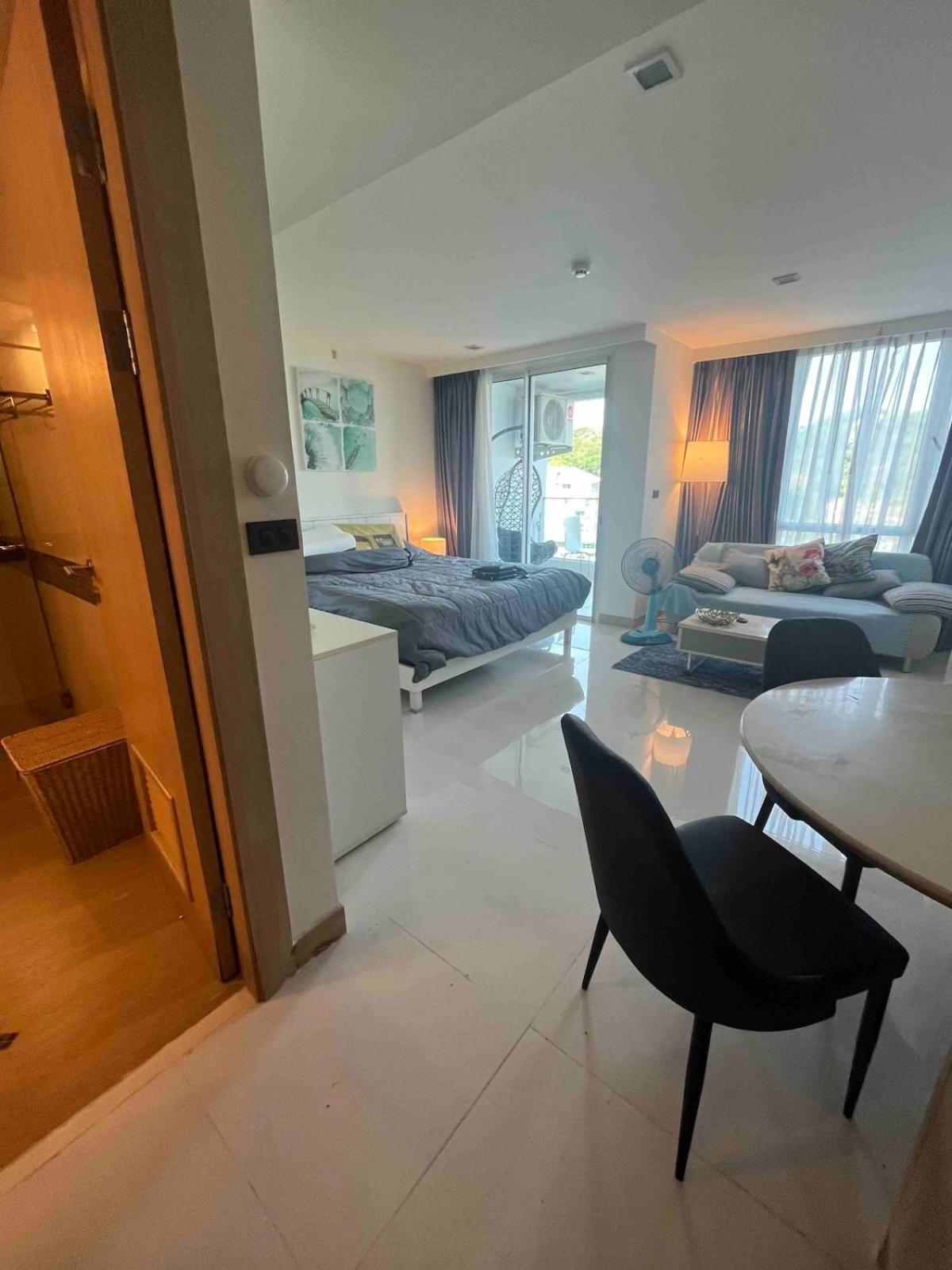 Stunning Unit Situated In Apartment *