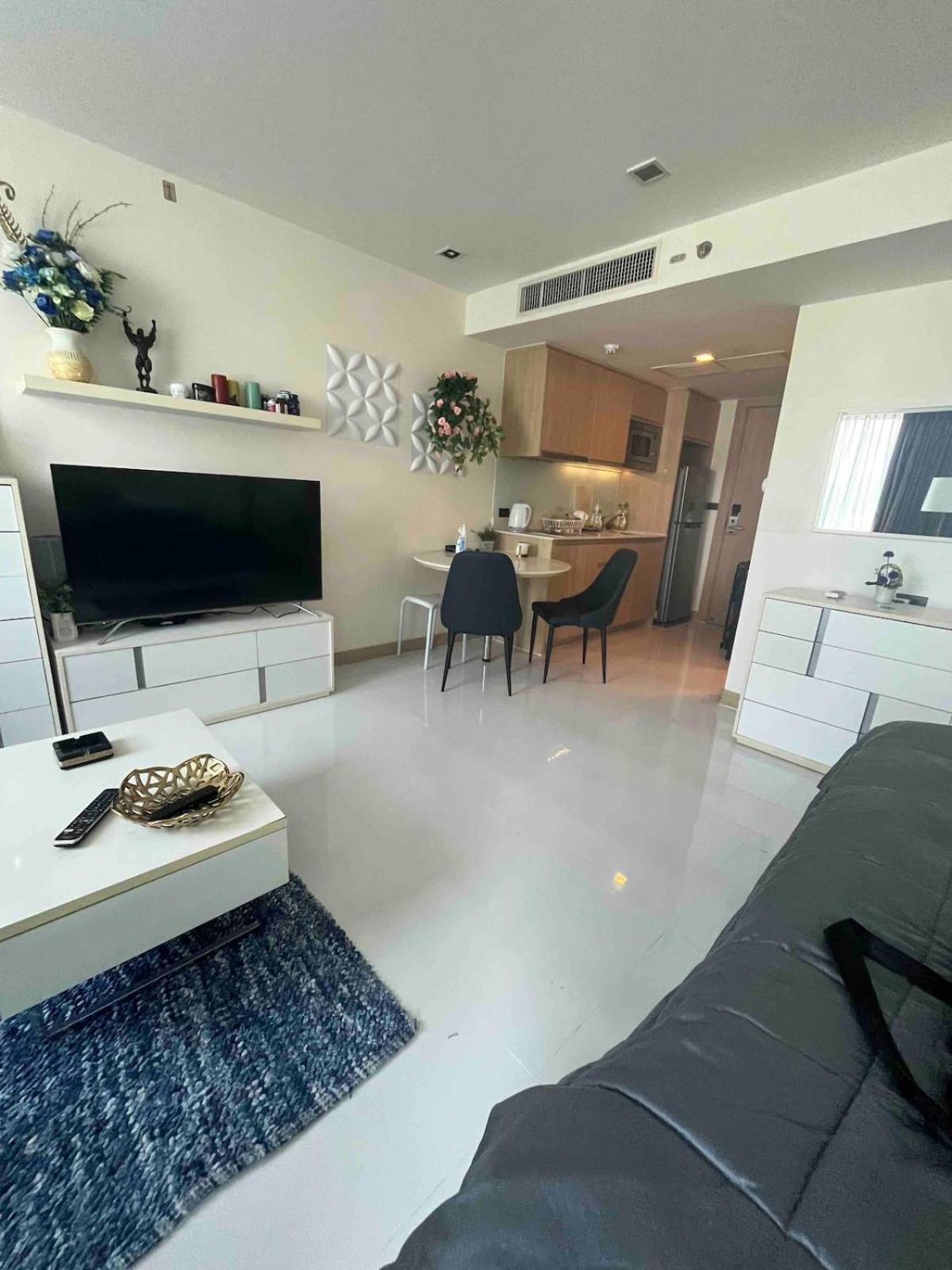 Apartment Stunning Unit Situated In