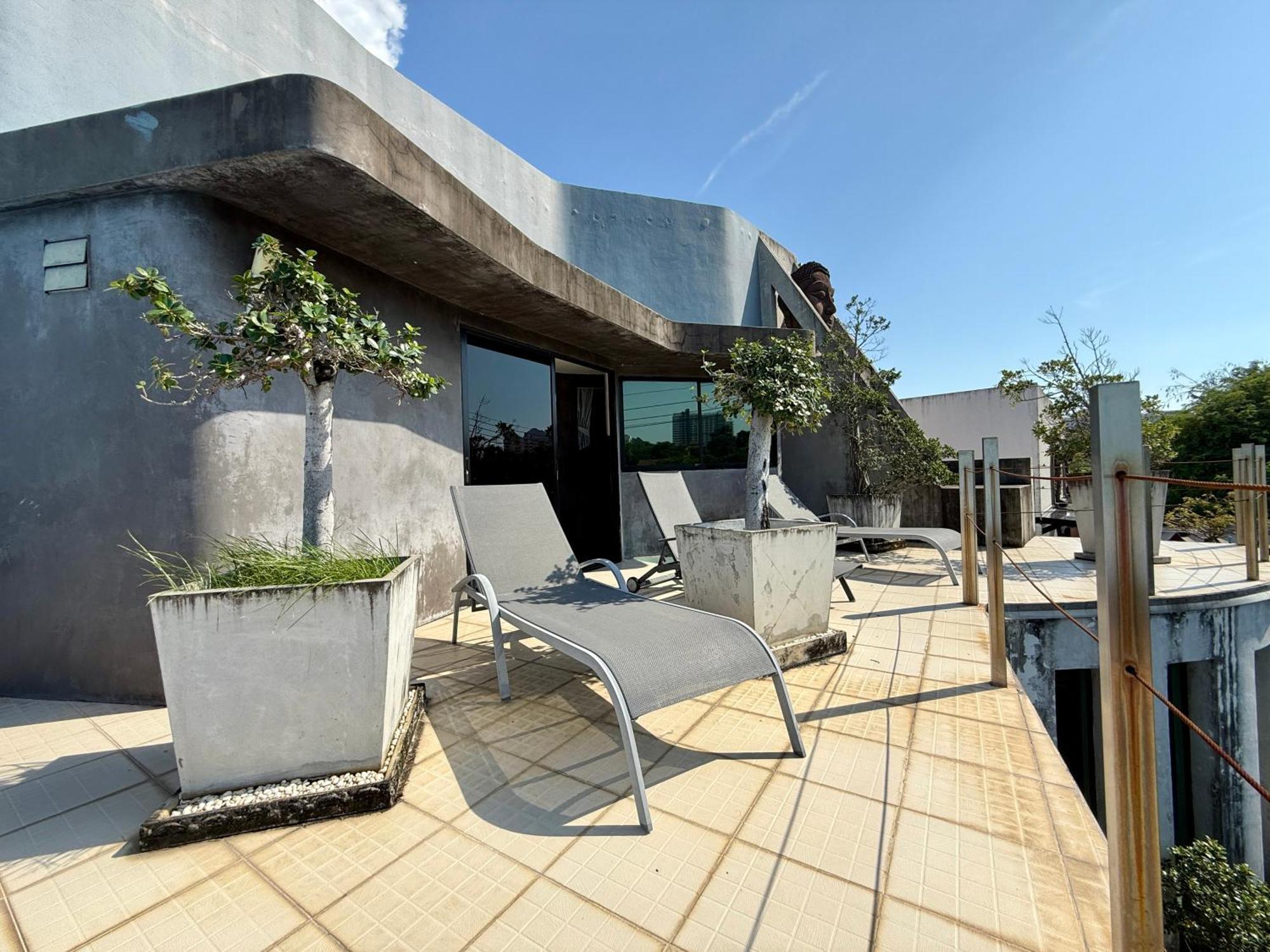 Pool 15 Nearby Walking Street